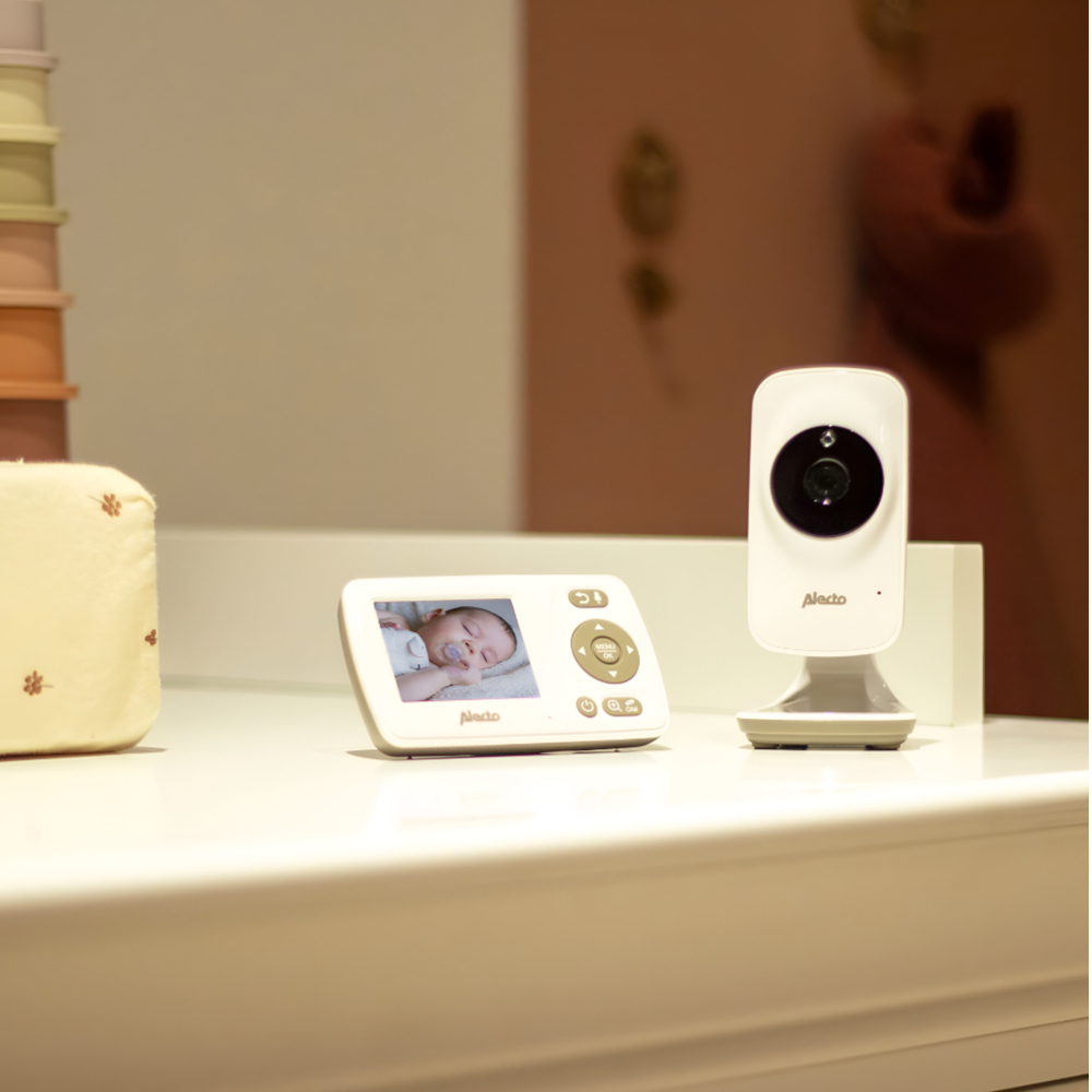 Alecto - Video baby monitor with 2.4 inch colour display (50m inside , 300m outside )